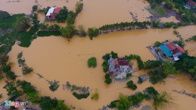 Dân uống nước sông sau 4 ngày bị lũ cô lập ảnh 2