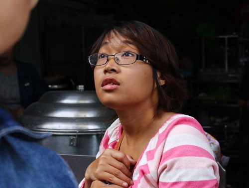 Bà khóc tìm cháu nghi mắc kẹt trong đám cháy quán karaoke ảnh 2