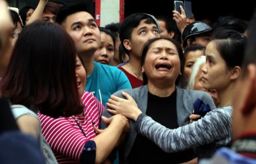 Bà khóc tìm cháu nghi mắc kẹt trong đám cháy quán karaoke ảnh 1