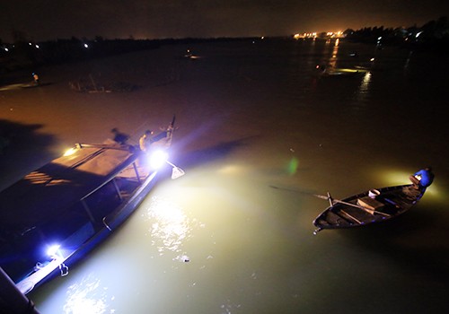 Trắng đêm săn lộc trời mùa lũ ảnh 1