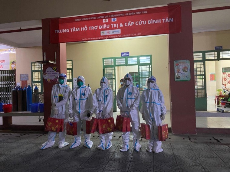 Suất quà tri ân các y, bác sĩ tuyến đầu