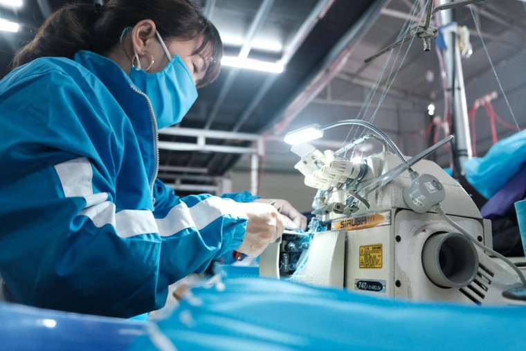 Những nút thắt gây khó cho người lao động nếu gỡ trần làm thêm 40 giờ ảnh 1