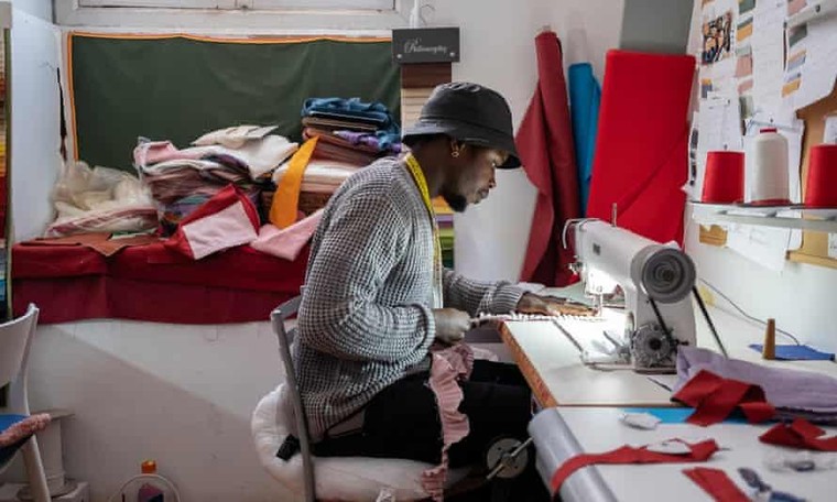 Người di cư khẳng định vị thế giữa vòng kiềm tỏa của châu Âu ảnh 2