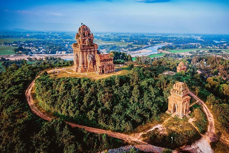 Tháp Chăm nghìn năm tuổi 'bị tôn tạo' bằng gạch đá và bê tông! ảnh 1