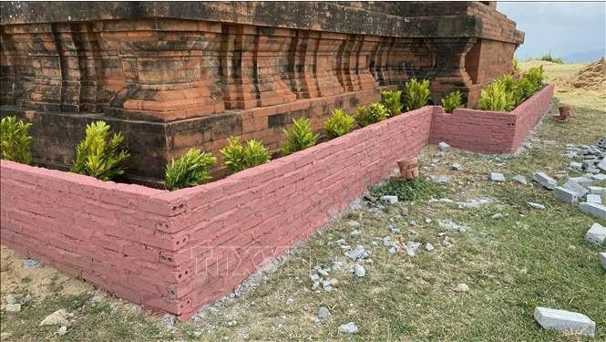 Tháp Chăm nghìn năm tuổi 'bị tôn tạo' bằng gạch đá và bê tông! ảnh 2