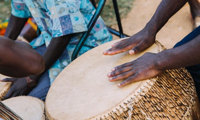 Trống Uganda 'kêu cứu' giữa vòng xoáy nhạc cụ điện tử ảnh 1