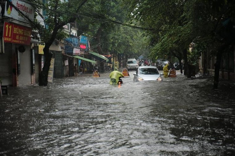 Hà Nội 'hứng' thiệt hại do mưa lớn gây ngập lụt và cây đổ ảnh 1