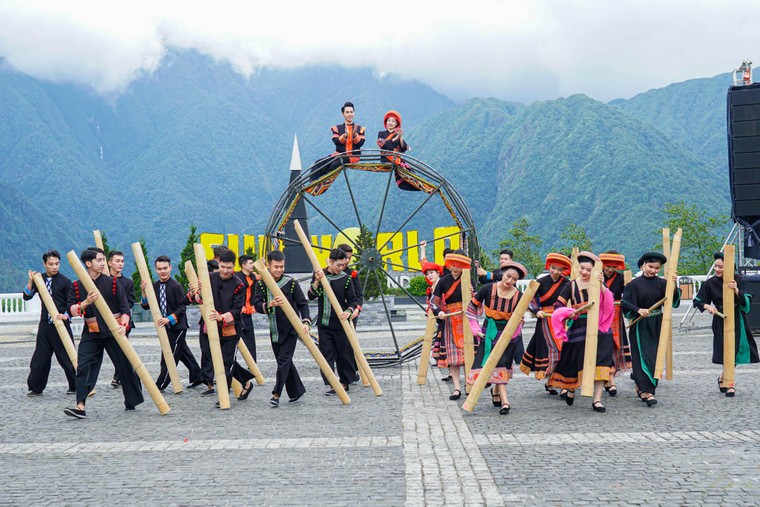Show nghệ thuật “Chuyện tình Đỗ Quyên”: khi văn hoá bản địa được đánh thức trên đỉnh trời ảnh 3