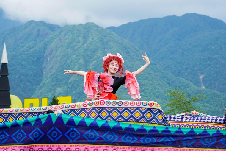 Show nghệ thuật “Chuyện tình Đỗ Quyên”: khi văn hoá bản địa được đánh thức trên đỉnh trời ảnh 4