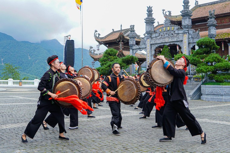 Show nghệ thuật “Chuyện tình Đỗ Quyên”: khi văn hoá bản địa được đánh thức trên đỉnh trời ảnh 5