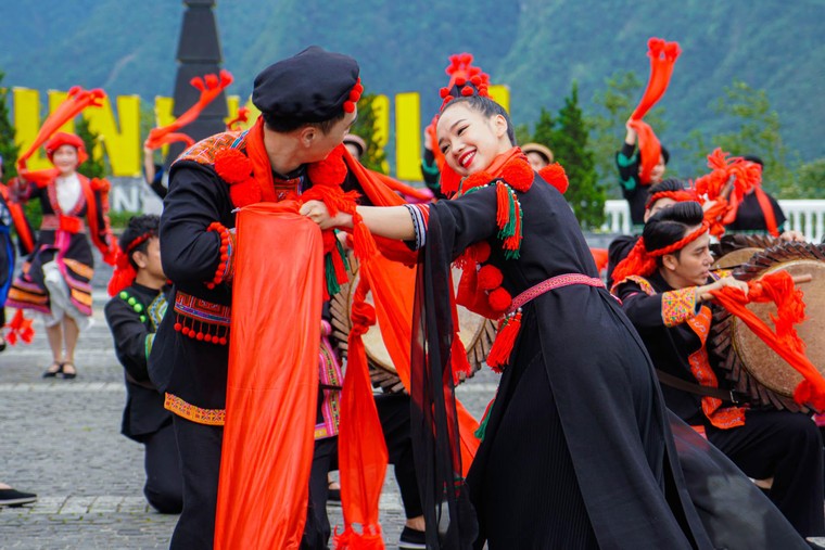 Show nghệ thuật “Chuyện tình Đỗ Quyên”: khi văn hoá bản địa được đánh thức trên đỉnh trời ảnh 8