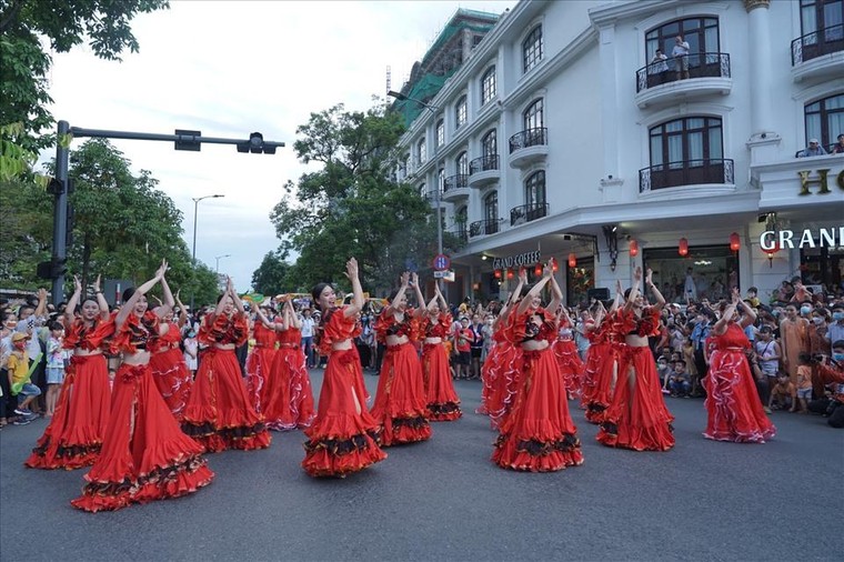 200 đoàn nghệ sĩ khuấy động màu sắc văn hóa tại Festival Huế 2022 ảnh 3