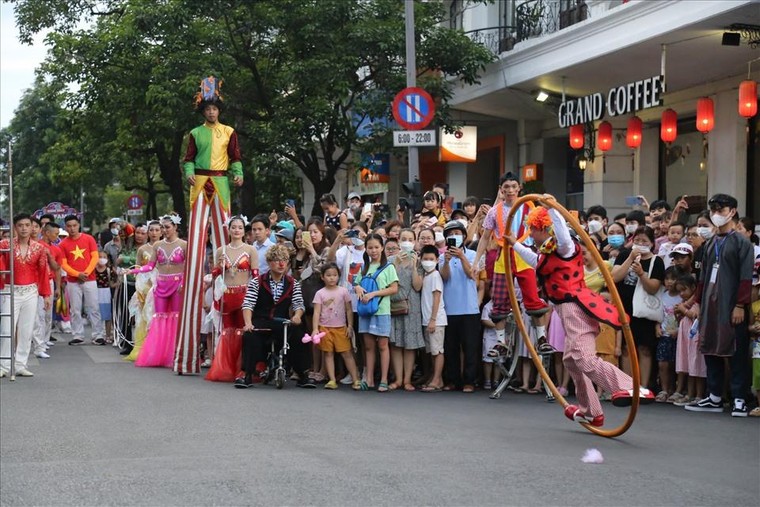 200 đoàn nghệ sĩ khuấy động màu sắc văn hóa tại Festival Huế 2022 ảnh 1