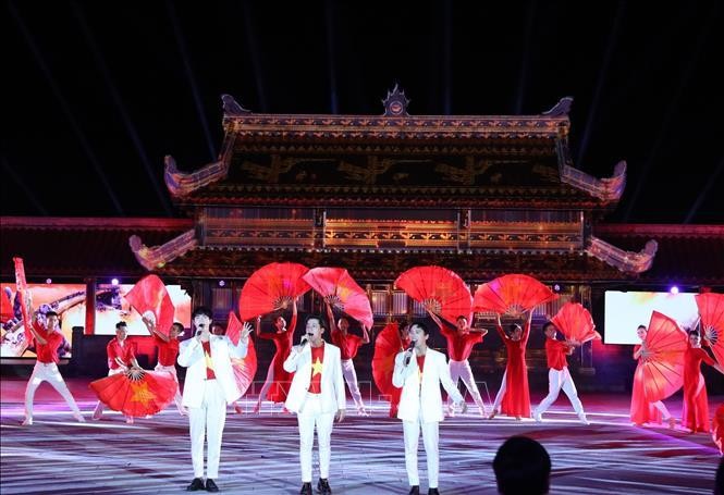 Chương trình nghệ thuật 'Khát vọng hòa bình' trên vùng đất thiêng Quảng Trị ảnh 1