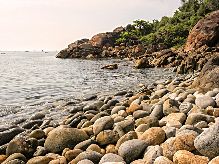 Điểm danh những bờ biển nguyên sơ chờ được khám phá của Việt Nam ảnh 2