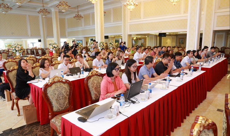 Dự án 'Phát triển báo chí Việt Nam' tổ chức hoạt động tập huấn và tặng quà cho trẻ em Lai Châu ảnh 1