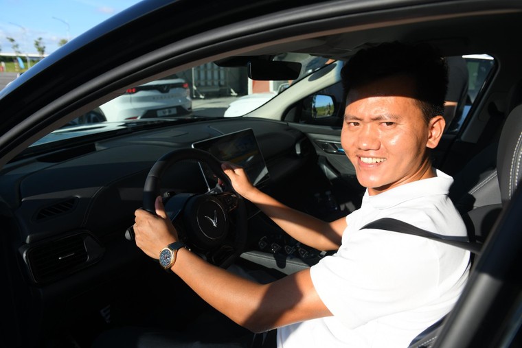  Khách Việt tiên phong đặt mua VF 8 phấn khích với chuyến tham quan nhà máy VinFast ảnh 2