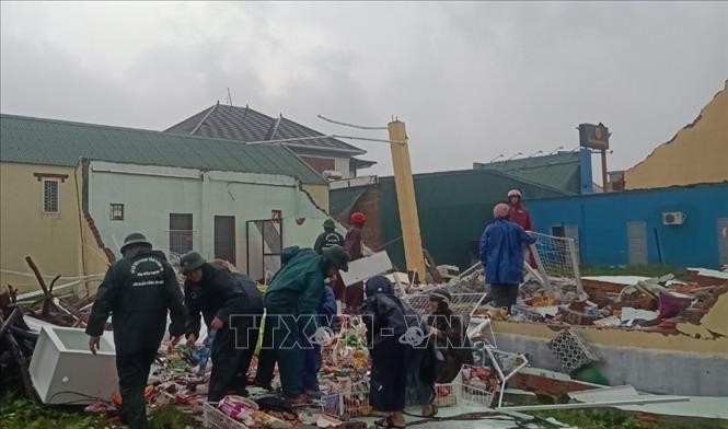 Siêu bão Noru: Lốc xoáy làm nhiều trụ sở, nhà dân bị tốc mái, đổ sập ảnh 2