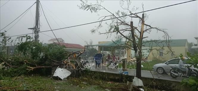 Siêu bão Noru: Lốc xoáy làm nhiều trụ sở, nhà dân bị tốc mái, đổ sập ảnh 3