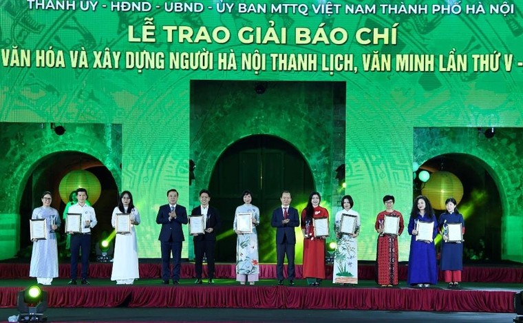 Trao Giải báo chí về phát triển văn hóa và xây dựng người Hà Nội thanh lịch, văn minh lần thứ V ảnh 5