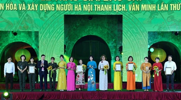 Trao Giải báo chí về phát triển văn hóa và xây dựng người Hà Nội thanh lịch, văn minh lần thứ V ảnh 4
