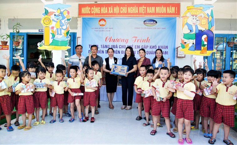 Vinamilk chung tay chia sẻ khó khăn với đồng bào miền Trung ảnh 2
