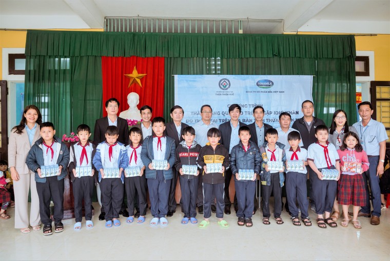 Vinamilk chung tay chia sẻ khó khăn với đồng bào miền Trung ảnh 3