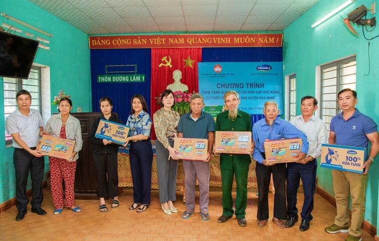 Vinamilk chung tay chia sẻ khó khăn với đồng bào miền Trung ảnh 1