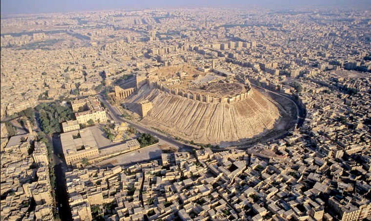 Lâu đài cổ nhất cũng là lâu đài có diện tích lớn nhất trên thế giới đúng không?