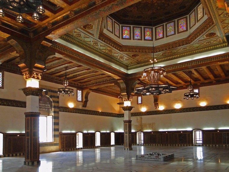 Đại sảnh chính của lâu đài có tên là gì?