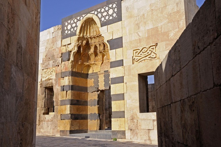 Cung điện bên trong lâu đài cổ nhất thế giới có tên là gì?