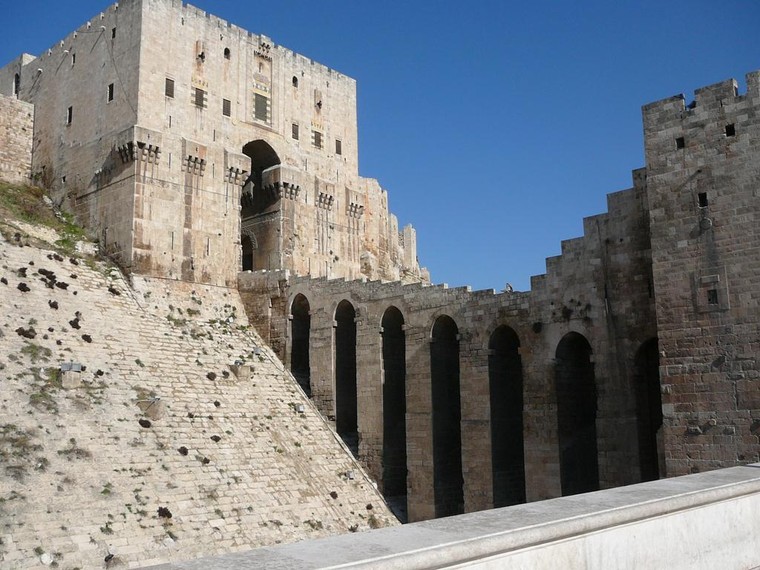 Cây cầu đá bên trong lâu đài được xây dựng dưới thời vị vua nào?