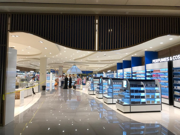 Sân bay lớn nhất trên thế giới không có các cửa hàng miễn thuế đúng không?