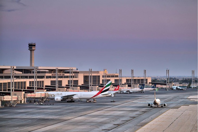 Có bao nhiêu hãng hàng không đang được vận hành tại sân bay lớn nhất trên thế giới?