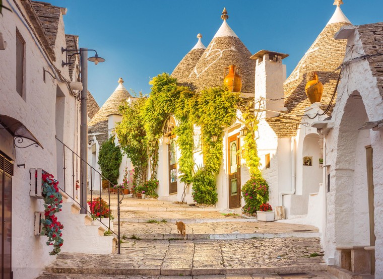 Thị trấn Alberobello còn bao nhiêu căn nhà được xây dựng theo lối kiến trúc đặc trưng tại đây?