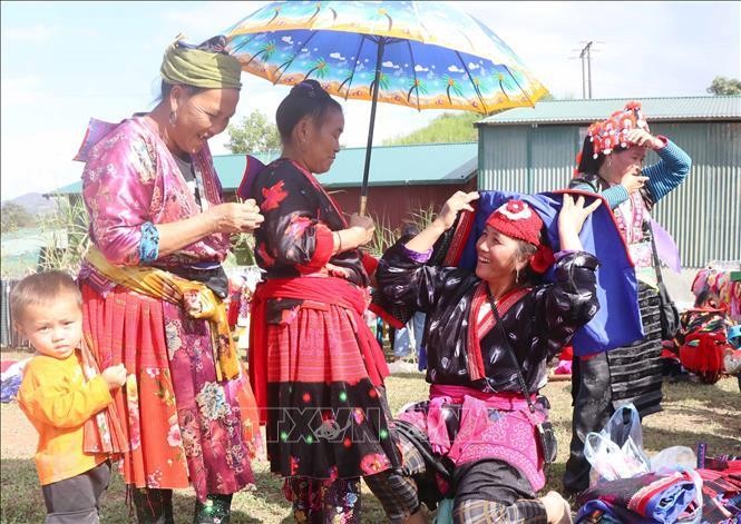 Độc đáo chợ phiên Phìn Hồ ảnh 2