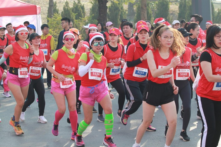 Santa Run 2022: Bước chạy mang năng lượng yêu thương tích cực tới cộng đồng ảnh 2