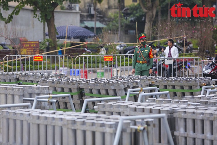 Trận địa pháo hoa đêm giao thừa được gấp rút hoàn thiện ảnh 3