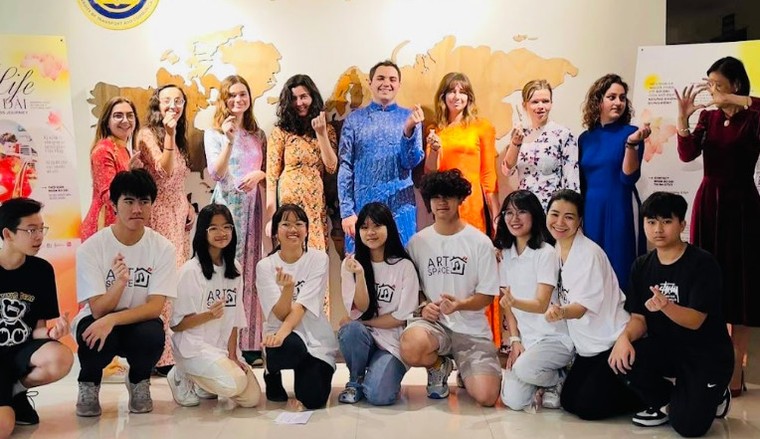 2LIFE ÁO DÀI - Lan tỏa nét duyên hồn Việt ảnh 2