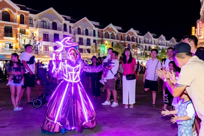 Mãn nhãn đại nhạc hội “Sinh nhật đỉnh cao – Chinh phục thế giới” của Phú Quốc United Center ảnh 1