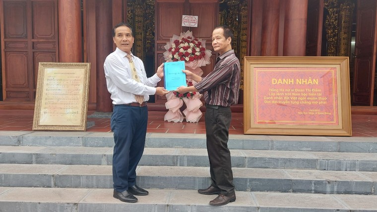 Lễ dâng hương tưởng niệm Hồng Hà nữ sĩ Đoàn Thị Điểm ảnh 2