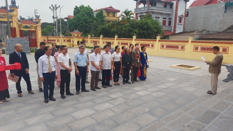 Lễ dâng hương tưởng niệm Hồng Hà nữ sĩ Đoàn Thị Điểm ảnh 1