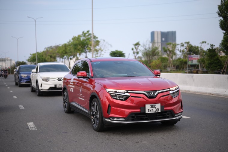 Dàn xe điện VinFast rực rỡ sắc màu khuấy đảo đường phố Đà Nẵng ảnh 3