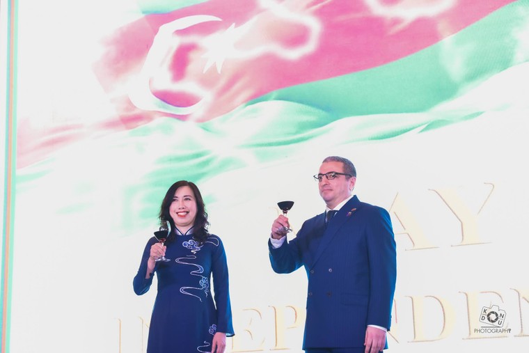 Lễ kỷ niệm Quốc khánh và 100 năm ngày sinh lãnh tụ Azerbaijan Heydar Aliyev ảnh 2