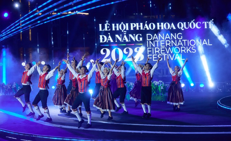 Ngắm sân khấu Lễ hội pháo hoa quốc tế Đà Nẵng 2023 đẹp lung linh bên sông Hàn ảnh 3