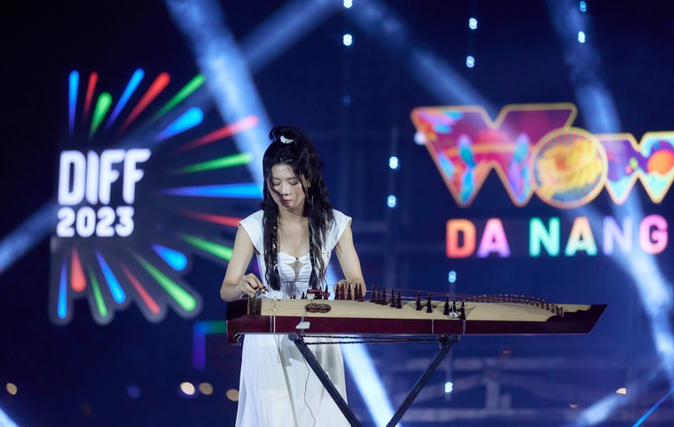 Ngắm sân khấu Lễ hội pháo hoa quốc tế Đà Nẵng 2023 đẹp lung linh bên sông Hàn ảnh 4