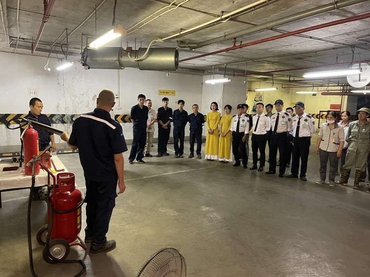 Những tấm lòng vàng chia sẻ khó khăn với nạn nhân vụ cháy chung cư mini ảnh 4