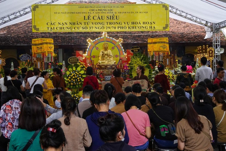 Những tấm lòng vàng chia sẻ khó khăn với nạn nhân vụ cháy chung cư mini ảnh 3