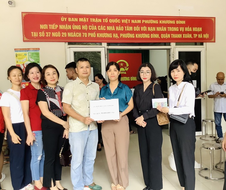 Những tấm lòng vàng chia sẻ khó khăn với nạn nhân vụ cháy chung cư mini ảnh 1