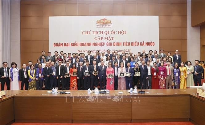 Chủ tịch Quốc hội Vương Đình Huệ gặp mặt doanh nghiệp gia đình tiêu biểu ảnh 1